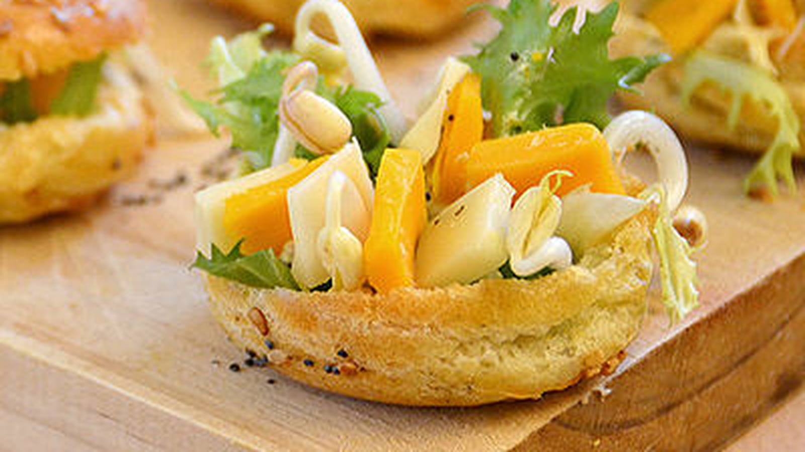 Choux apéritifs thon, fromage, salade et haricots mungo
