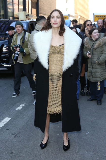 Alexa Chung en manteau en fausse fourrure et robe en maille dor&eacute;e au d&eacute;fil&eacute; Proenza Schouler