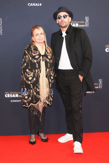 Rosalie Varda en robe imprimée et JR en costume décontracté