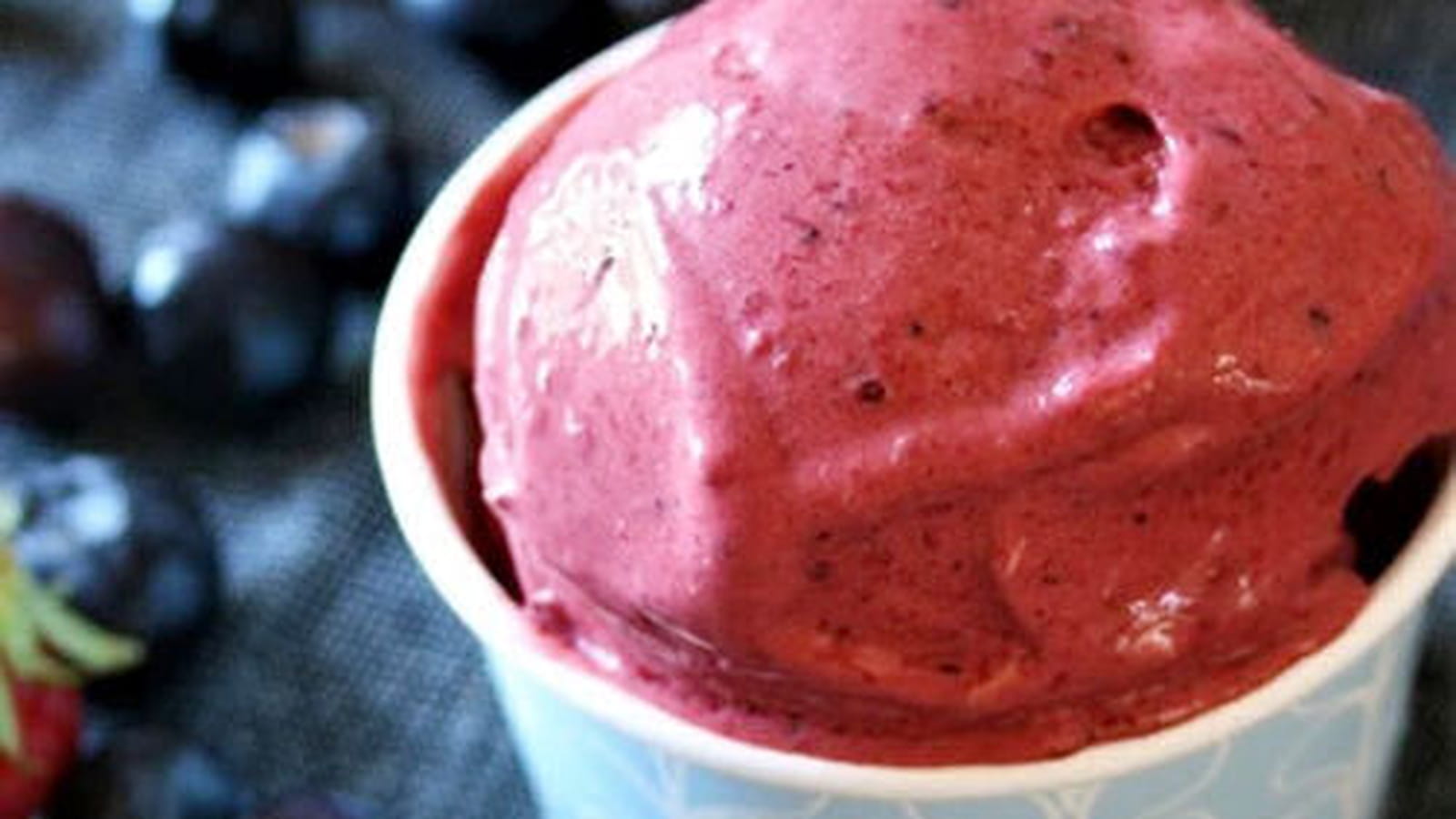 Glace aux fruits rouges et crème de coco, sans sorbetière