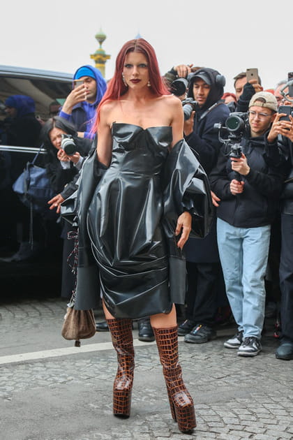 Julia Fox en robe bustier en cuir noire et bottes &agrave; plateformes imprim&eacute; crocodile au d&eacute;fil&eacute; Vivienne Westwood