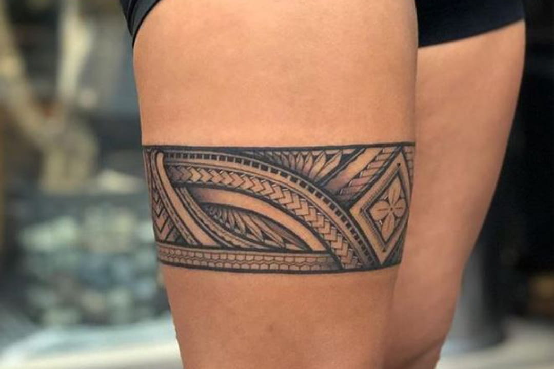 Tatouage tribal autour de la cuisse