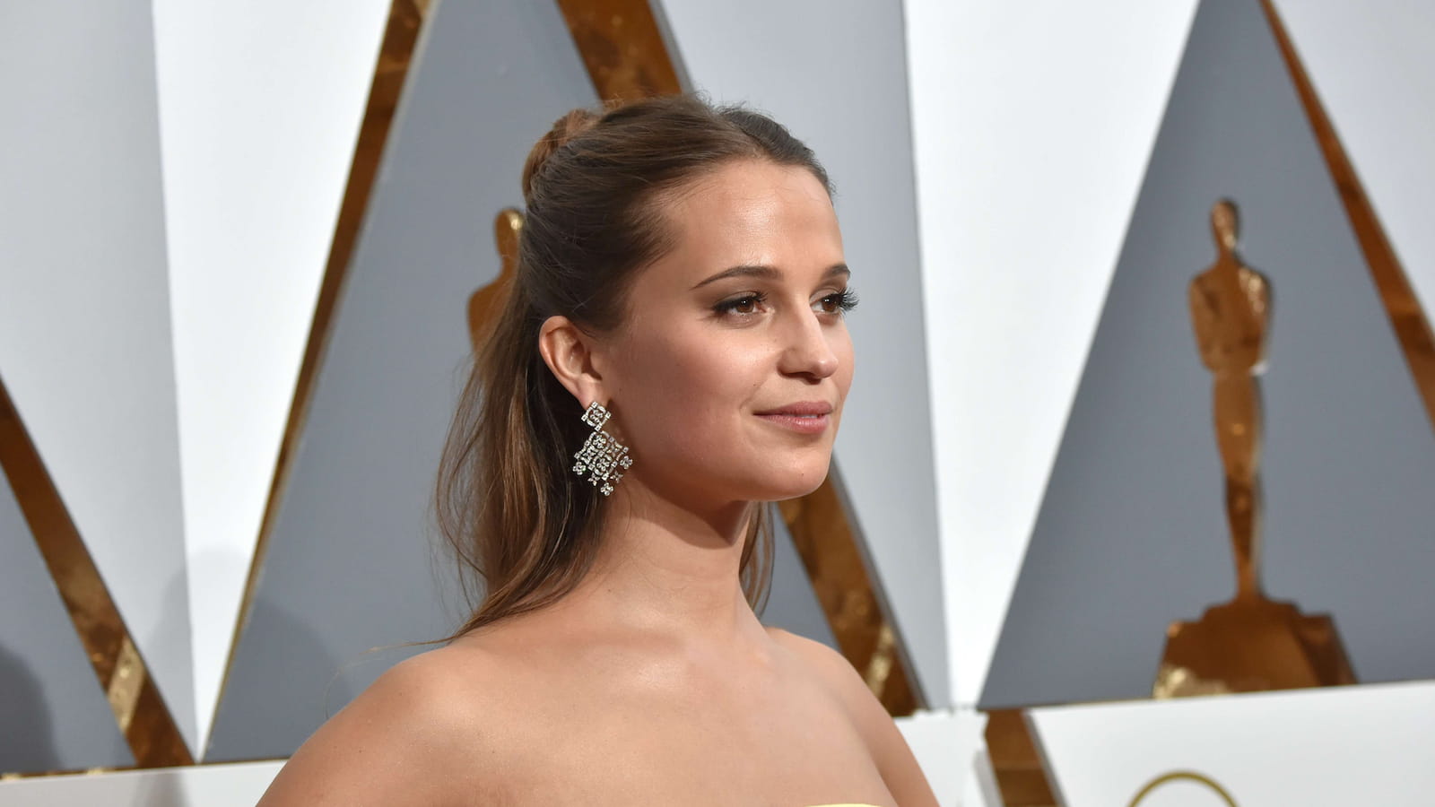 Le demi-chignon d'Alicia Vikander