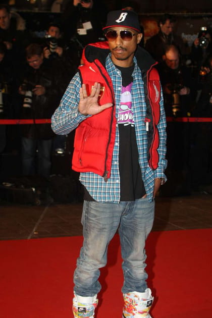 Pharrell Williams en jean et doudoune sans manches rouge