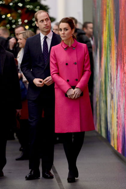 Kate Middleton en manteau rose fuchsia et pochette noire Mulberry&nbsp;