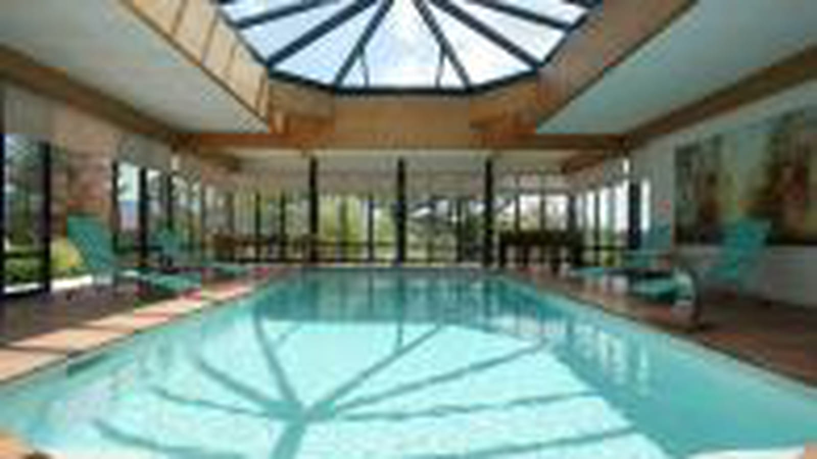 Piscine intérieure argent