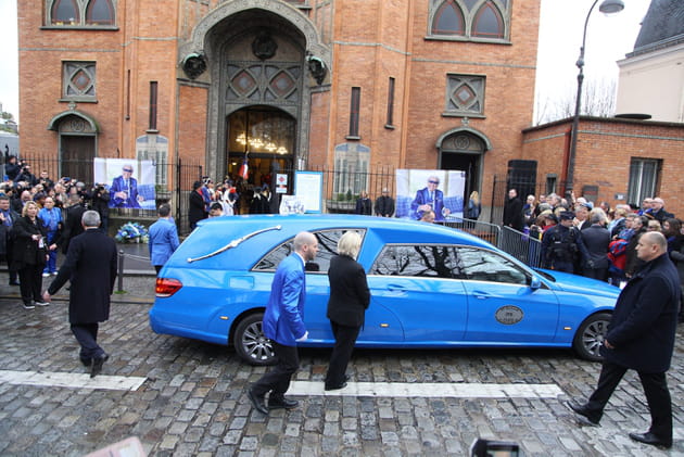 Le corbillard bleu devant l'&eacute;glise Saint-Jean &agrave; Montmartre
