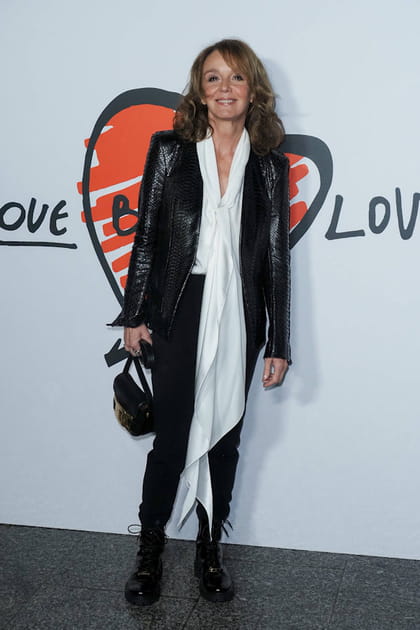 Philippine Leroy-Beaulieu en chemiser blanc et veste en cuir