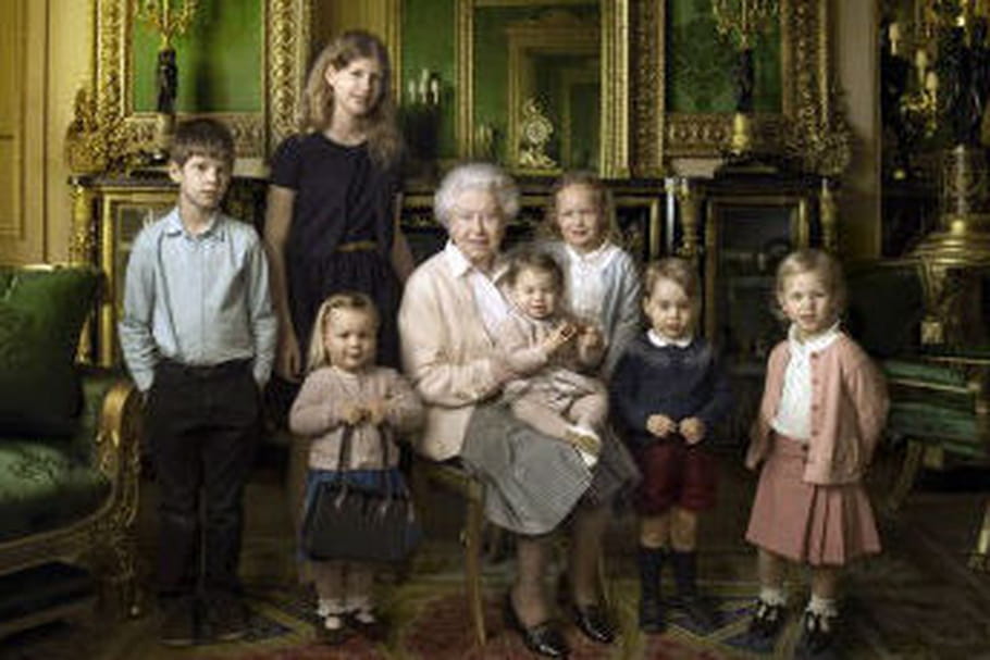 La reine Elizabeth pose avec ses petits-enfants pour ses 90 ans