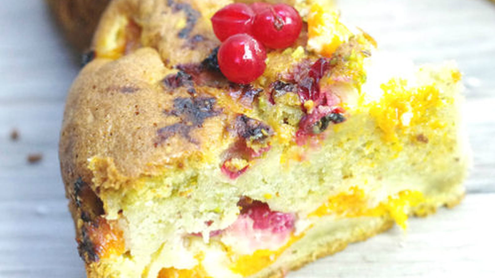 Moelleux aux abricots, pistache et groseilles