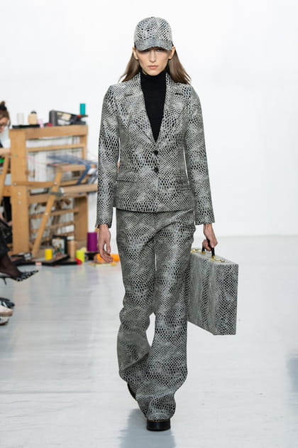 Costume gris embossé python aperçu sur le défilé Benjamin Benmoyal
