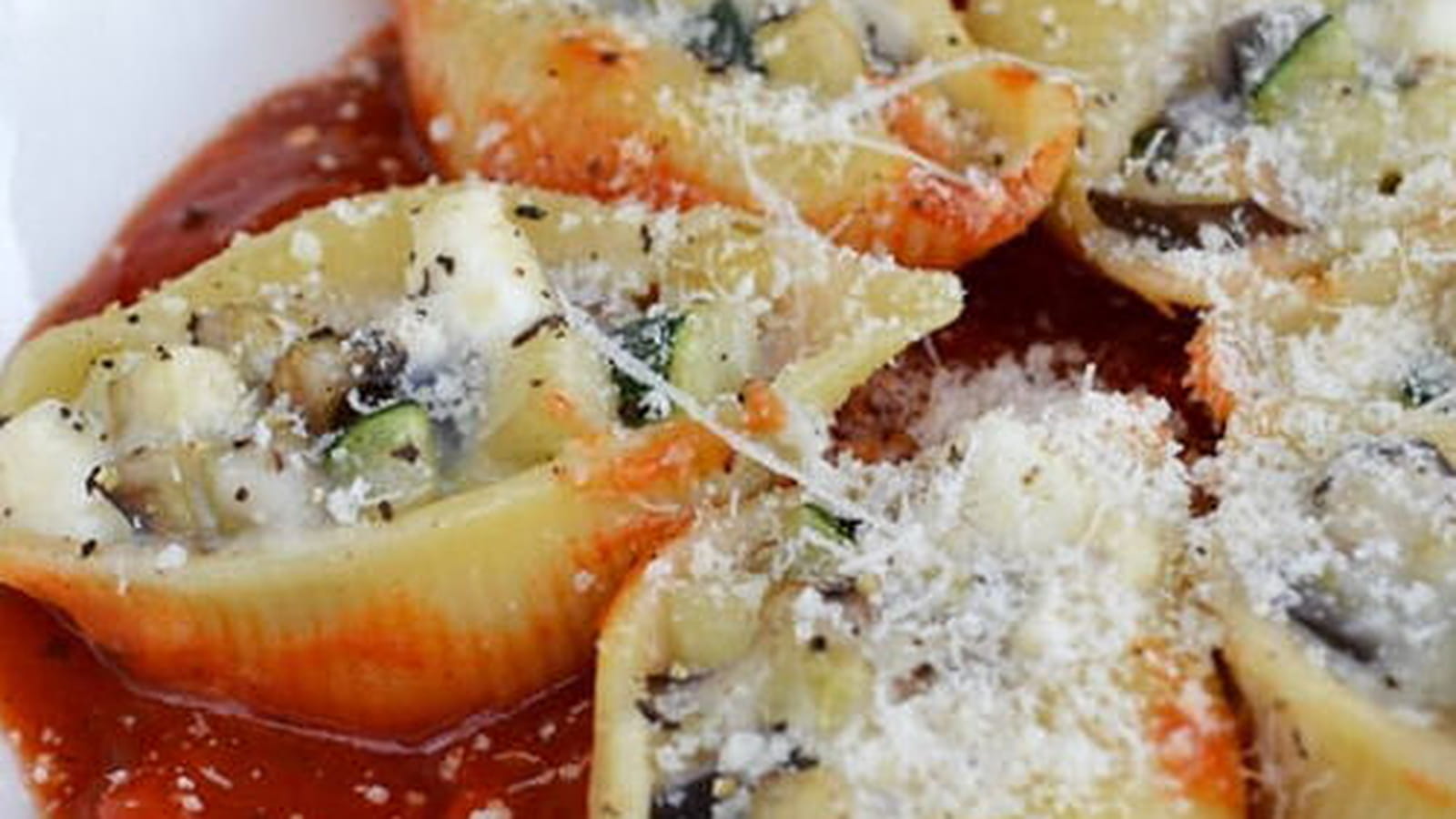 Pâtes conchiglione farcies aux aubergines et courgettes, béchamel et feta
