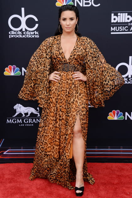 Demi Lovato en robe manches XXL l&eacute;opard