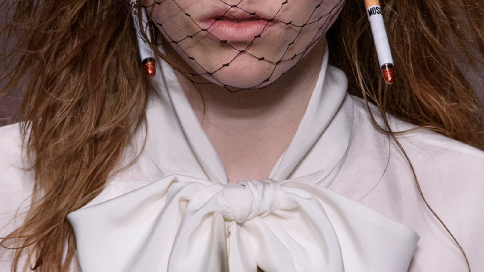 Col lavallière brûlé Moschino