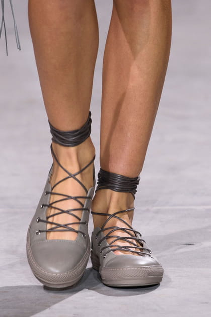 Les chaussures lac&eacute;es du d&eacute;fil&eacute; Diesel Black Gold