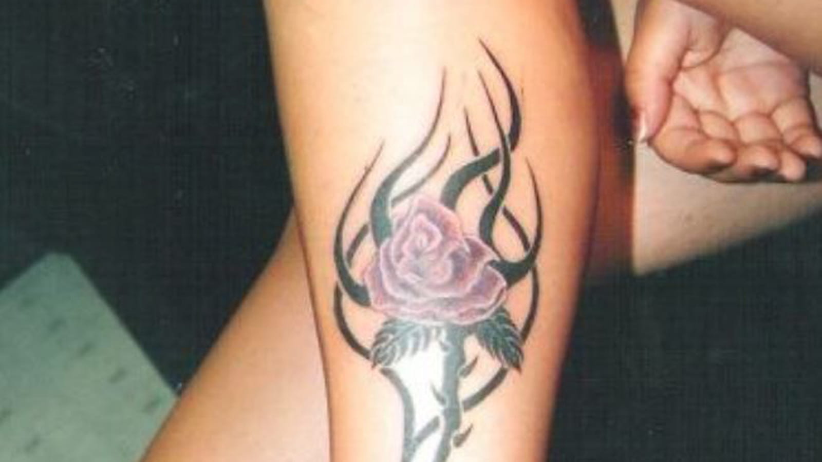Tatouage tribal avec rose sur le mollet