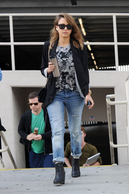 Jessica Alba et son jean boyfriend déchiré