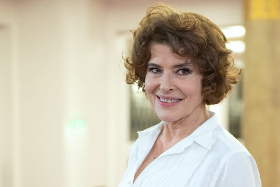 Le carr&eacute; boucl&eacute; de Fanny Ardant