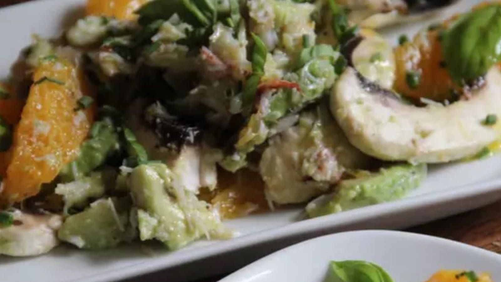 Salade de champignons croquants au crabe, a l'orange et a l'avocat