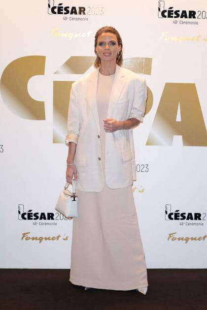 Sylvie Tellier en robe longue rose poudré et blazer blanc XXL