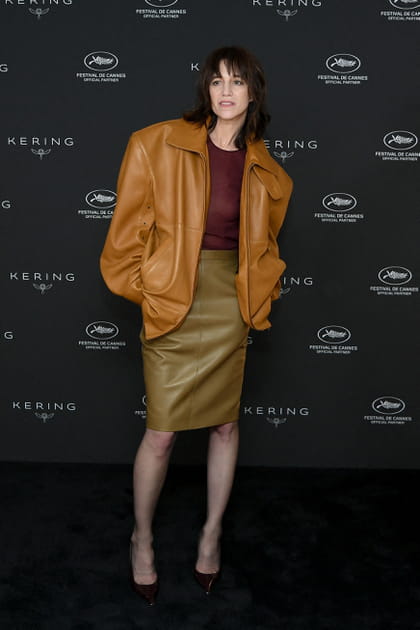 Charlotte Gainsbourg en jupe et veste à grosses épaulettes en cuir