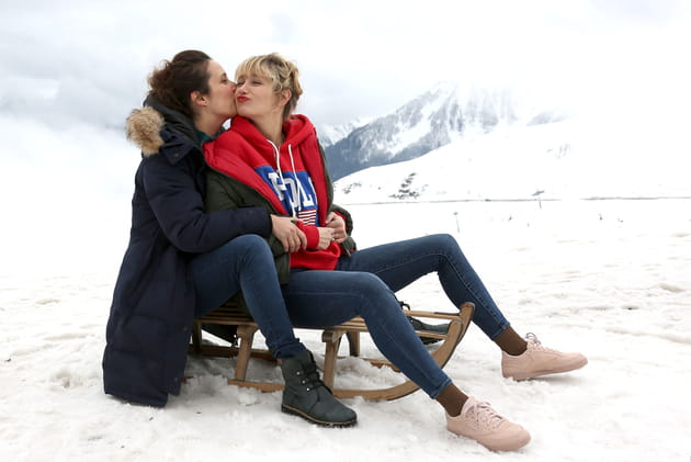 Caroline Anglade et Julie de Bona se c&acirc;linent sur une luge au Festival de Luchon