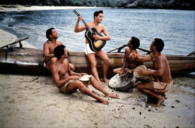 Maillot de bain et djemb&eacute; sur le tournage de "Blue Hawaii"