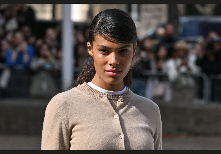 Tina Kunakey, en beaut&eacute; avec sa m&egrave;che sur le c&ocirc;t&eacute;