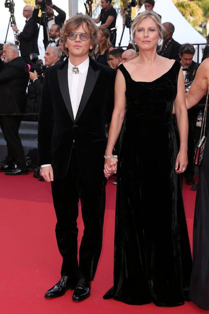 Karin Viard en robe en velours noir Dior couture et Alex Lutz en smoking de velours noir Dior