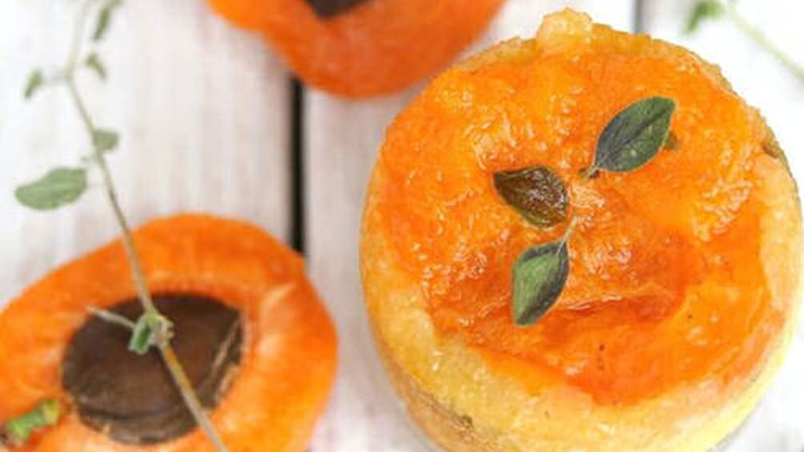 Mini-cake renversé aux abricots parfumés à la marjolaine