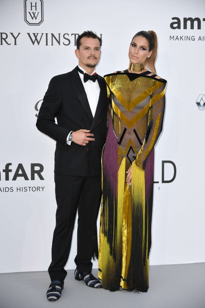 Laury Thilleman, son homme au bras et une tenue en transparence qui laisse perplexe