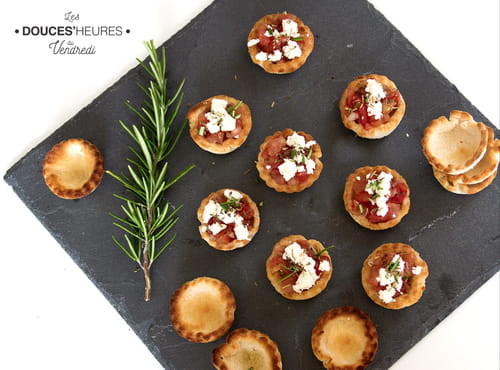 Bouchées de pain de mie et tartare de tomates