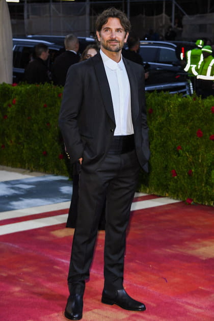 Bradley Cooper en costume noir et pantalon taille haute