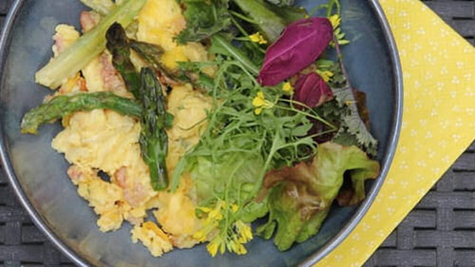 Oeufs brouillés aux asperges et crevettes