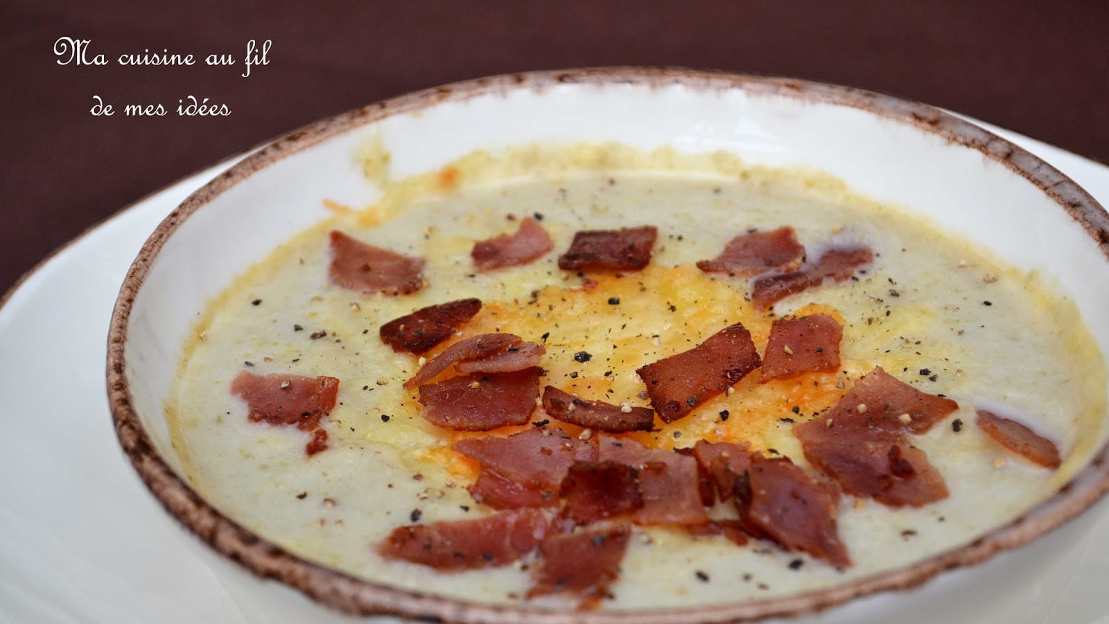 Soupe aux chicons gratinée à l'emmental et croustillants de jambon cuit