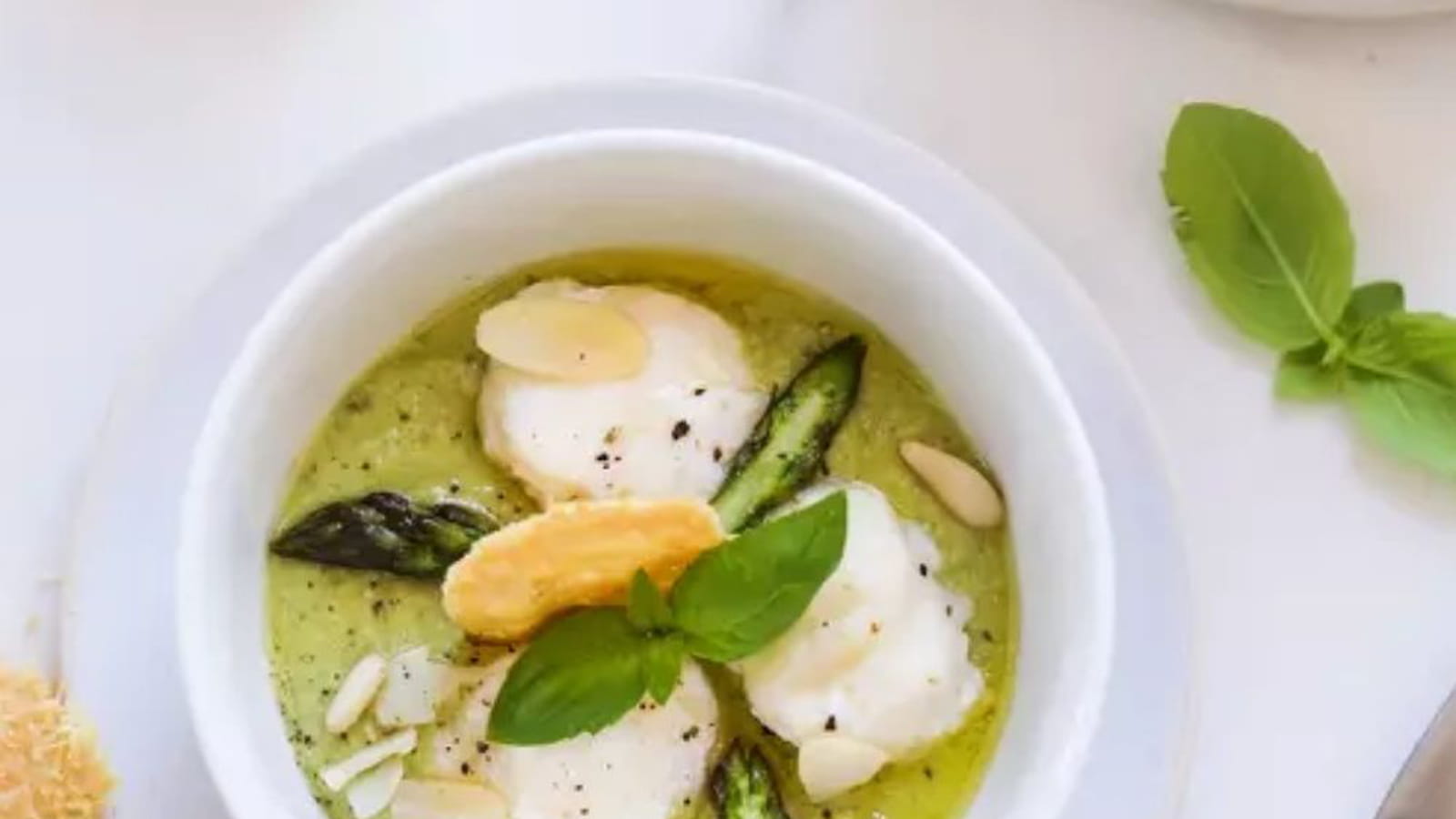 Gnocchi de ricotta, pesto d'asperges et tuiles de Parmigiano Reggiano