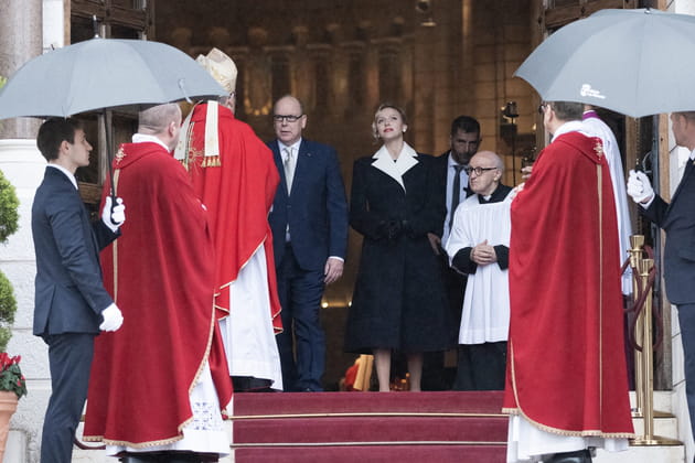 Albert et Charlene de Monaco, avec un ministre du Vatican pour la messe de la Sainte-Dévote