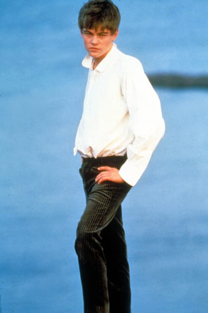 Leonardo DiCaprio en chemise blance et pantalon droit