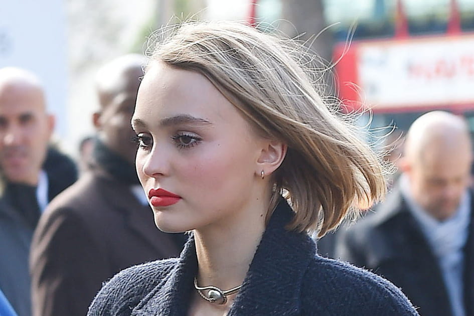 La bouche rouge sophistiqu&eacute;e de Lily-Rose Depp
