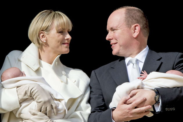 Le prince Albert II et Charlène de Monaco portant leurs jumeaux en 2015
