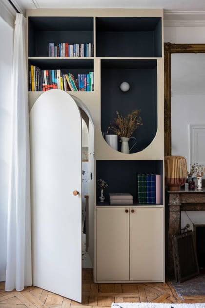 Apr&egrave;s&nbsp;: un salon avec une porte cach&eacute;e