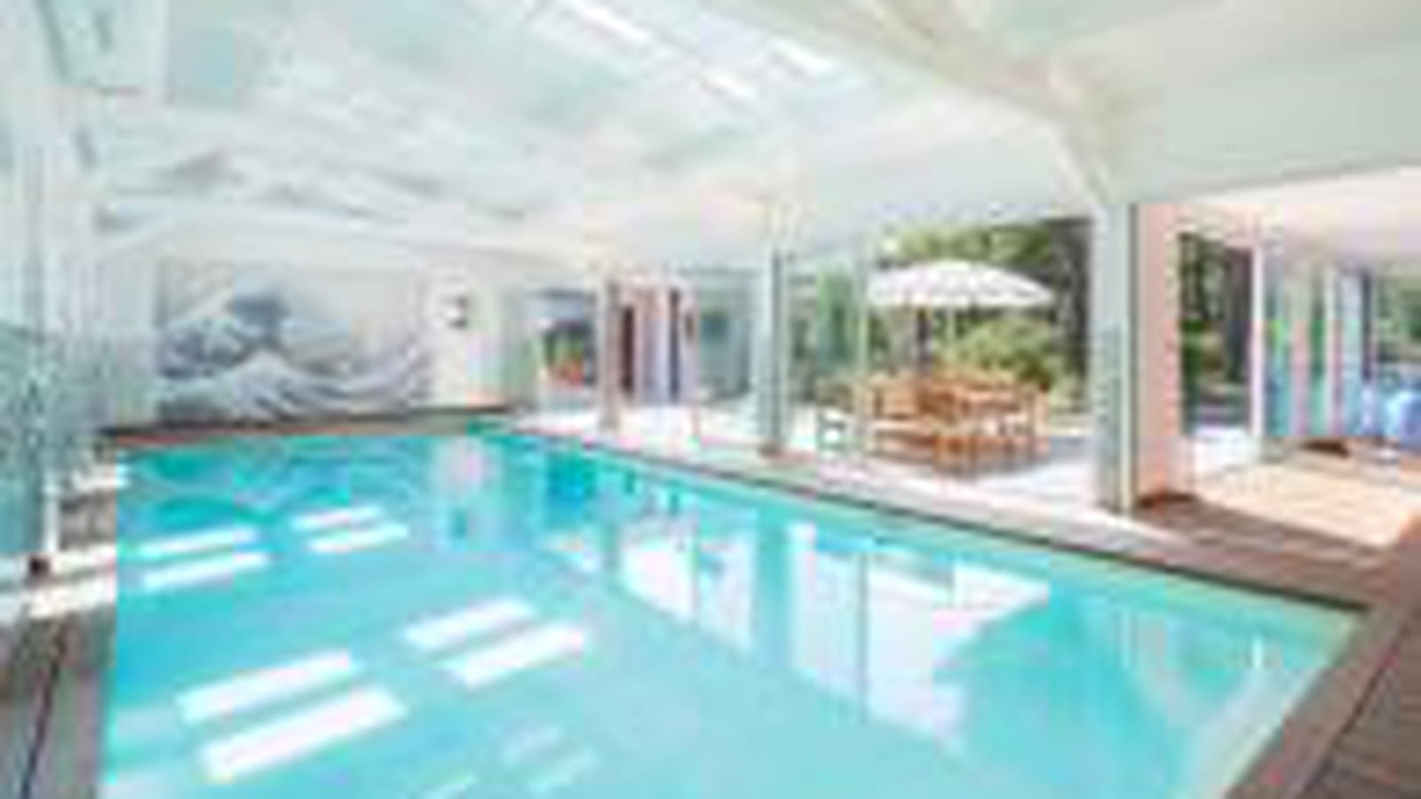 Piscine intérieure or