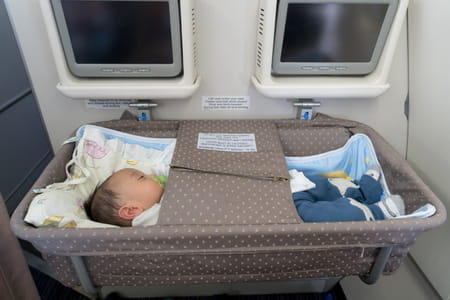 voyager-avion-bebe-berceau-lit