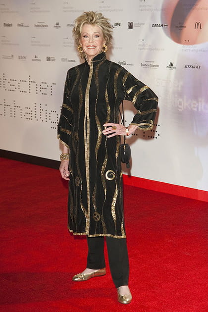 Jane Fonda en longue robe noir et doré