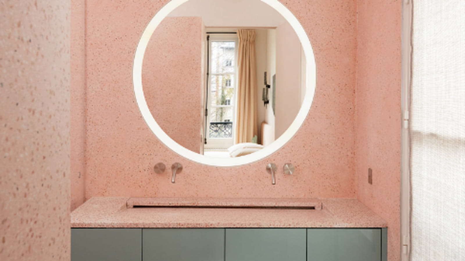 Une salle de bains en terrazzo