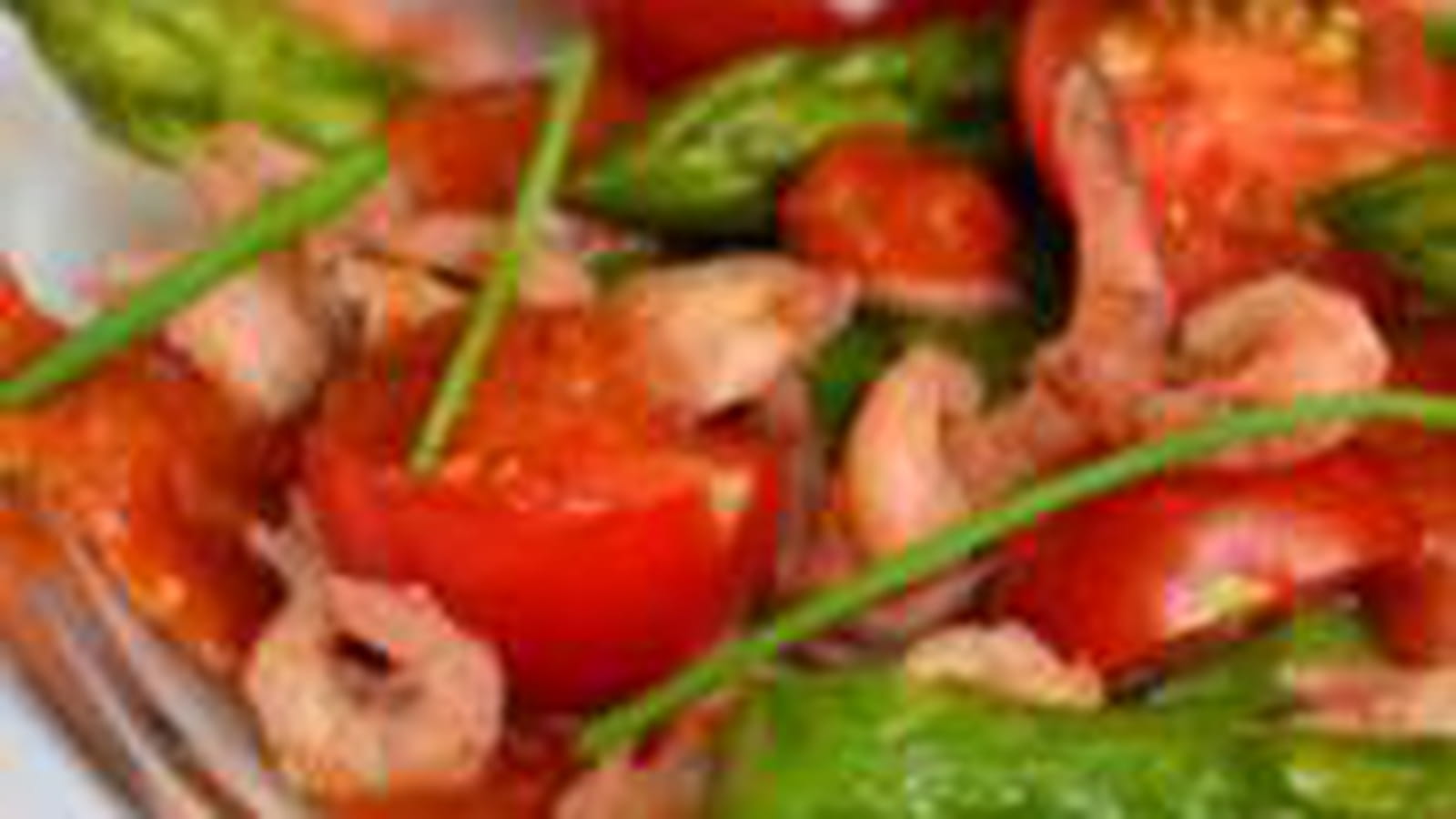 Asperges vertes aux crevettes grises, vinaigrette à la tomate, moutarde et balsamique