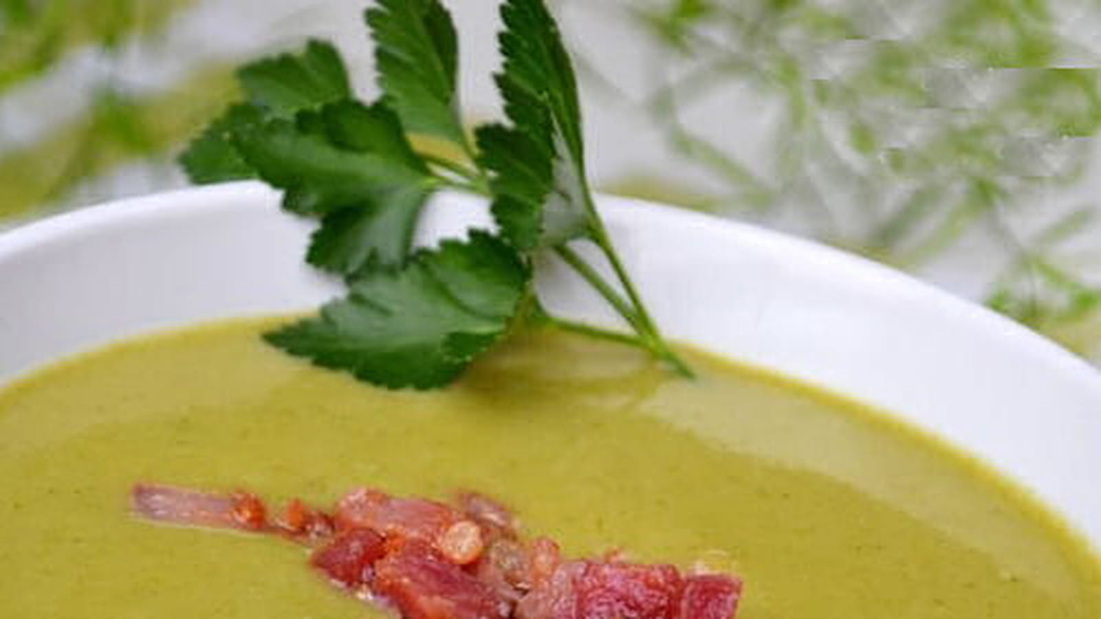 Soupe de brocoli au mascarpone et petits lardons grillés