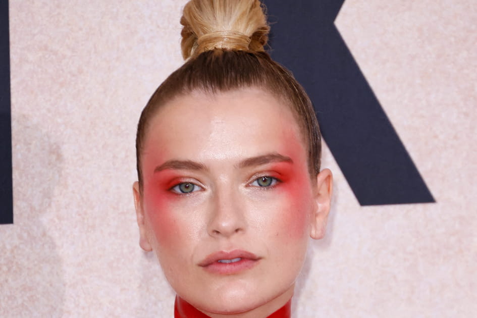 Le maquillage artistique rouge de Camille Razat
