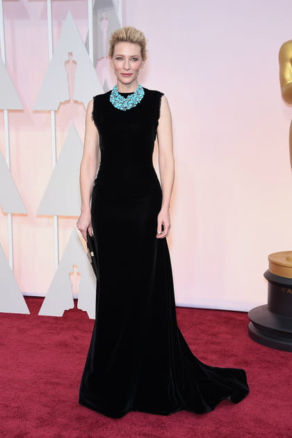 Cate Blanchett en robe noire moulante Maison Margiela et collier bleu Tiffany & Co.