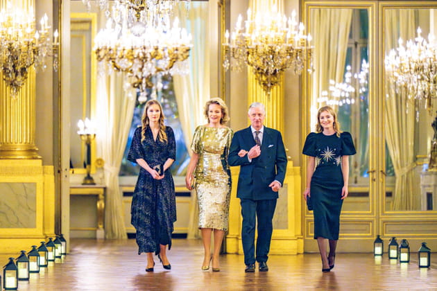 Le roi et la reine de Belgique, tr&egrave;s chics avec leurs filles pour le concert de No&euml;l